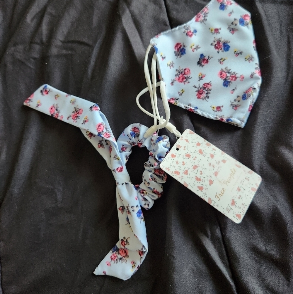 Free People Floral Mask and Scrunchie Set NWT - Picture 4 of 6